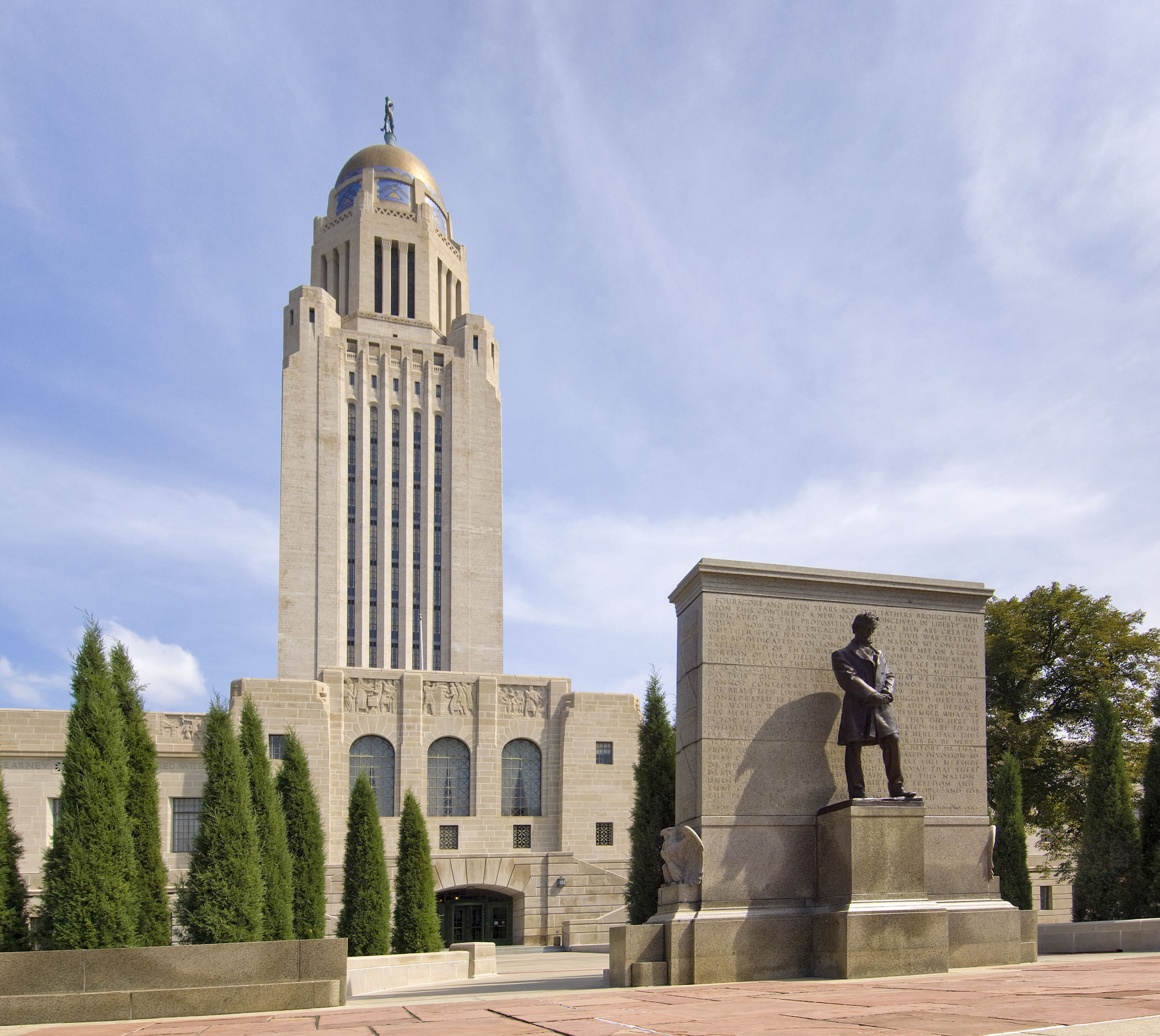 Lincoln Capitol Building With Statue 