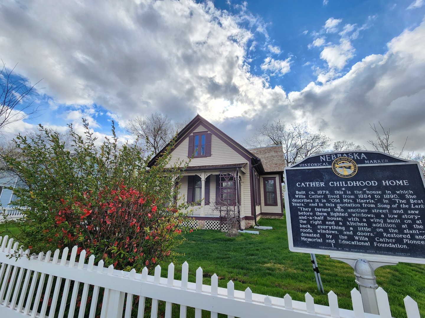 A historical marker in front of the Willa Cather Childhood home.